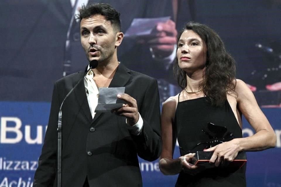 Marion Burger (R) e Ilan Cohen reciben el Premio al Logro Inmersivo por la película 'Emperador'.