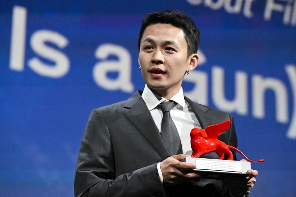 El director chino Lee Hong-Chi recibe el León del Futuro - Premio Luigi De Laurentiis a la ópera prima por la película 'Love Is A Gun' (Ai Shi Yi Ba Qiang).