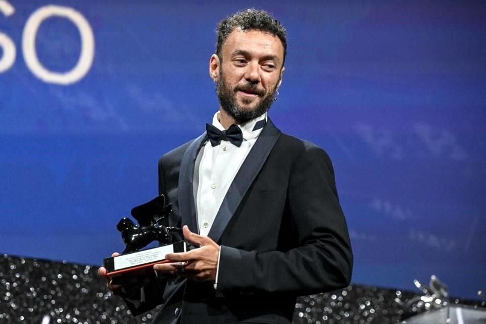 Enrico Maria Artale recibe el Premio al Mejor Guión por la película 'El Paraíso'.