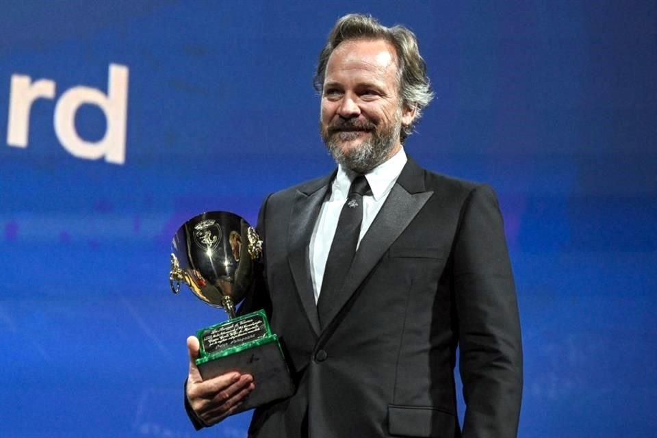 El actor Peter Sarsgaard posa con la Coppa Volpi al Mejor Actor que recibió por 'Memory' durante la ceremonia.