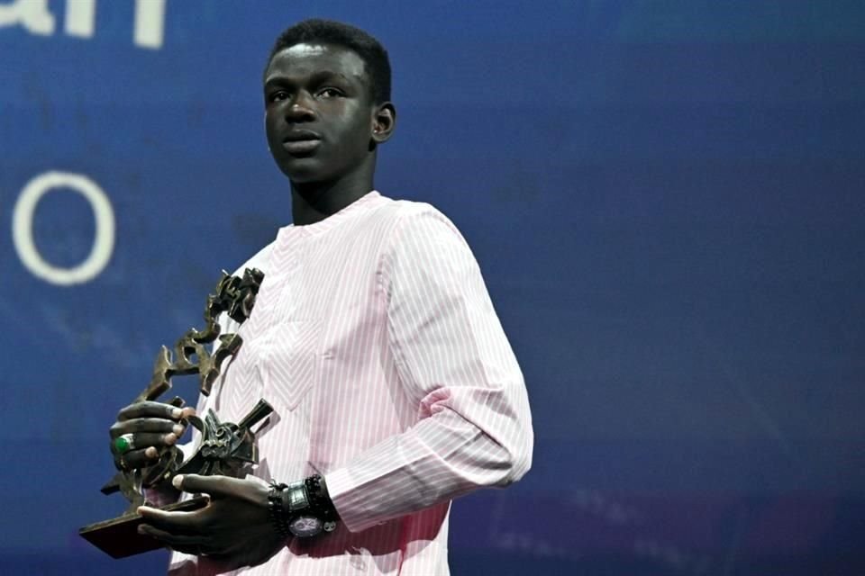 El actor Seydou Sarr posa con el premio 'Marcello Mastroianni' al Mejor Actor Joven que recibió por su actuación en 'Io Capitano'.