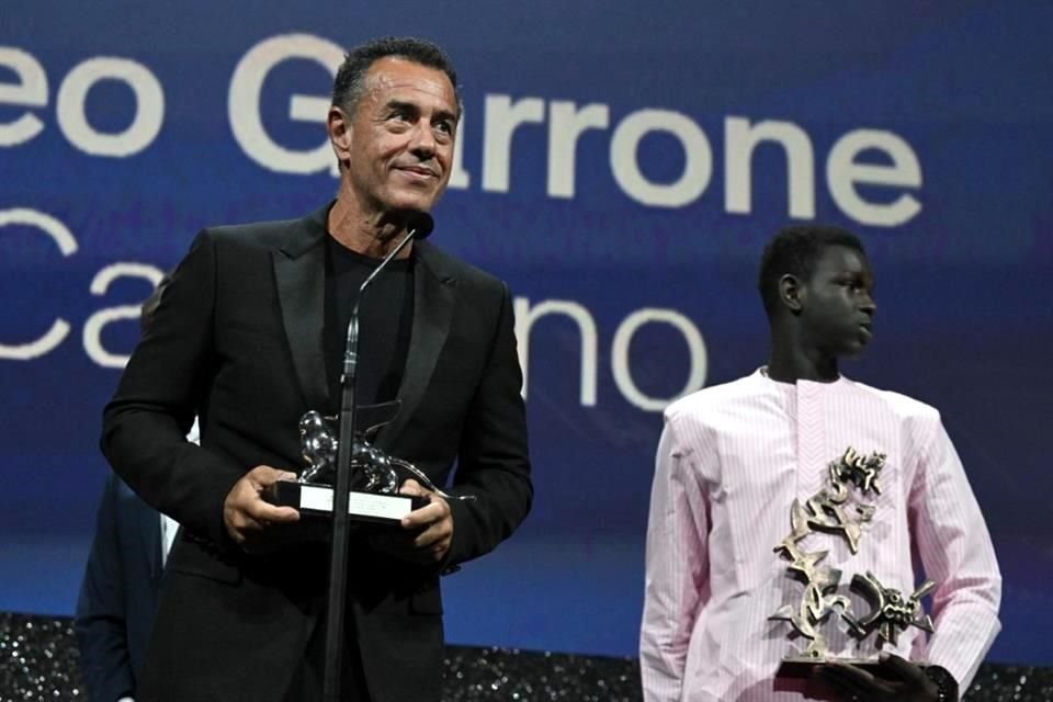 El director italiano Matteo Garrone reconoce haber recibido el León de Plata al Mejor Director por 'Io Capitano'.