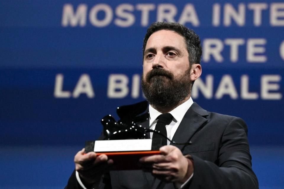 El director chileno Pablo Larrín reconoce haber recibido el Premio al Mejor Guión por 'El Conde'.