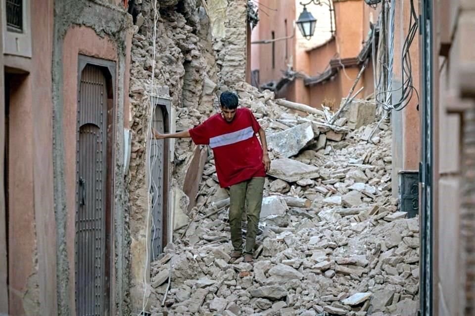 Un residente camina entre los escombros tras un terremoto de magnitud 6.8 que sacudió Marrakech.