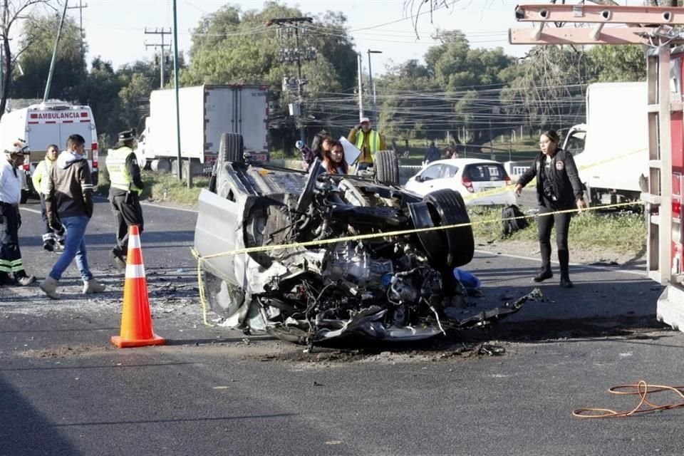 Dos mujeres que viajaban a bordo de un vehículo que volcó fallecieron en la autopista México-Querétaro.