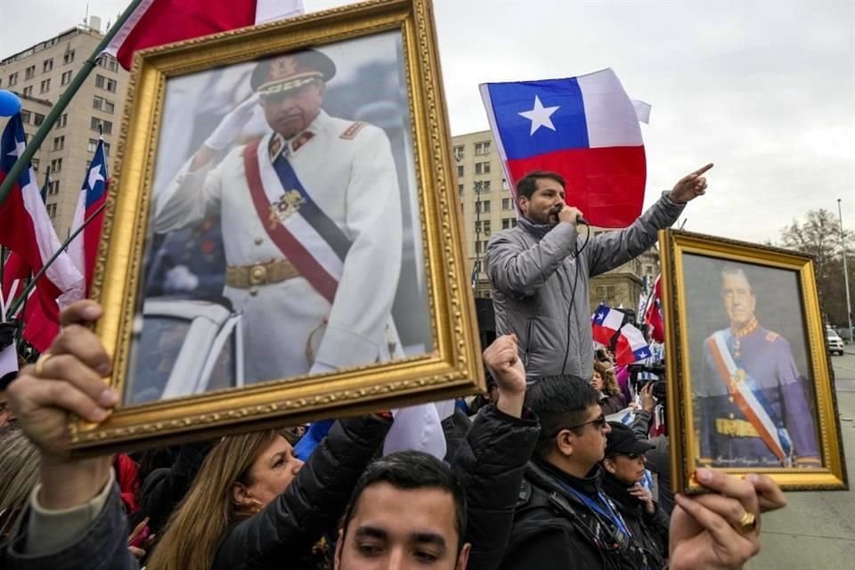 Un grupo a favor del general Augusto Pinochet celebra el 50 aniversario del golpe militar a Allende.