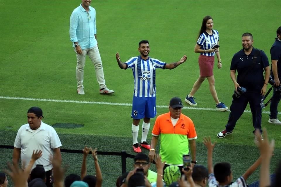 Jesús Corona fue presentado ante unos 10 mil aficionados de los Rayados en el Estadio Monterrey.