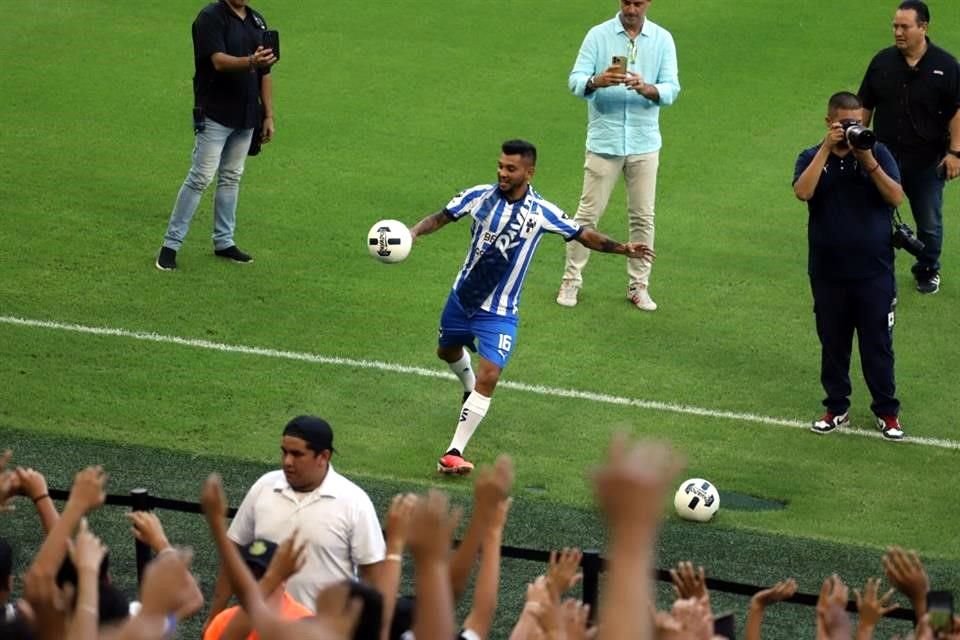 Después de 10 años de haber partido a Europa, 'Tecatito' se reencontró con la afición del Monterrey.