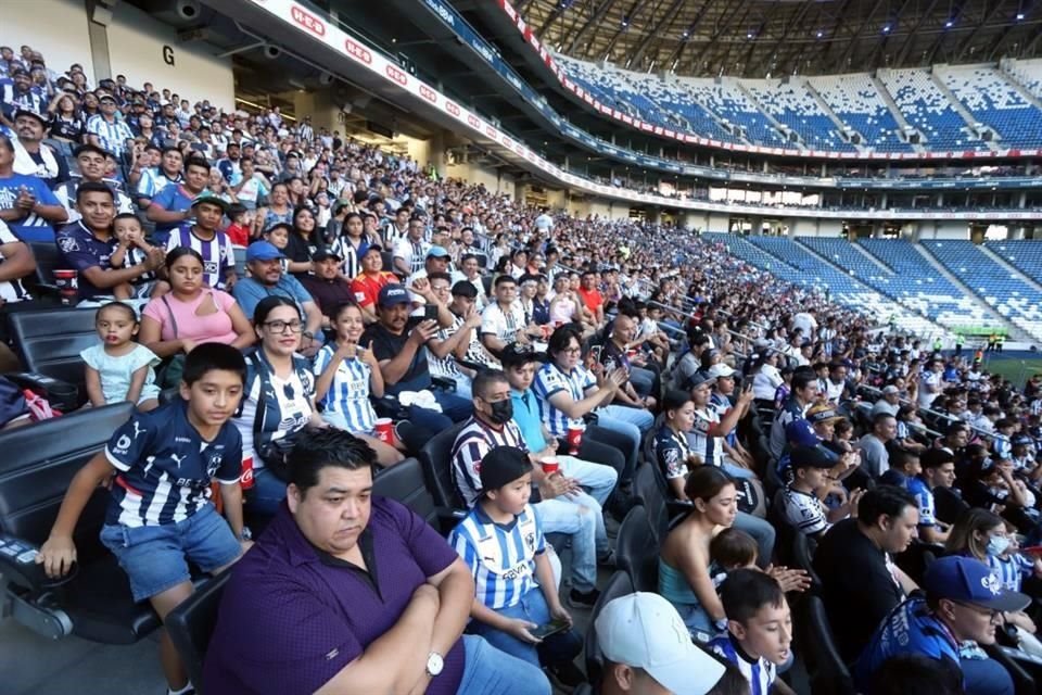 La afición no quería perderse el regreso del 'Tecatito' a Monterrey.
