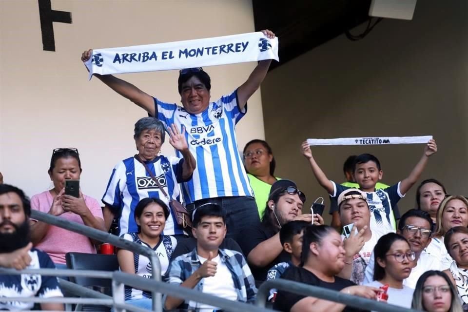 Personas de todas las edades en la presentación.