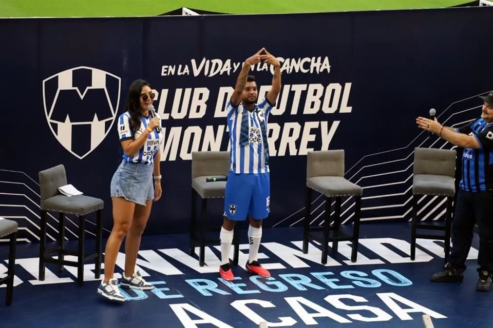 En su presentación, hizo la señal de La Adicción.
