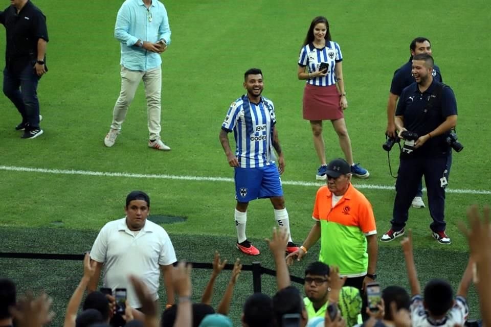 Corona se mostró muy sonriente en el evento.