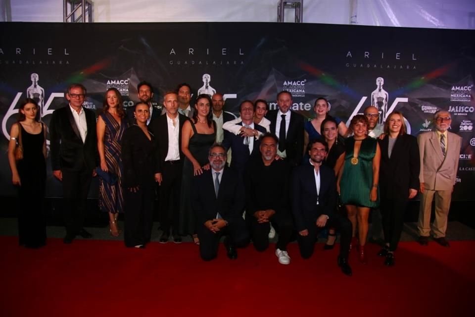 Alejandro González Iñárritu, Karla Souza y Poncho Herrera caminaron en la alfombra roja de los 65 Premios Ariel que se celebran en Jalisco.