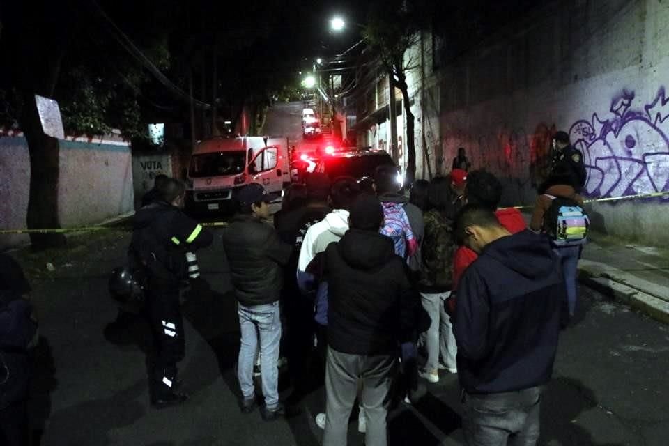 Los familiares de la víctima reconocieron su cadáver hasta que los peritos arribaron al lugar para las diligencias.