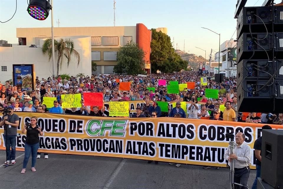 Los ciudadanos se manifestaron en las calles de Hermosillo para exigir subsidios y reducción de las tarifas eléctricas.