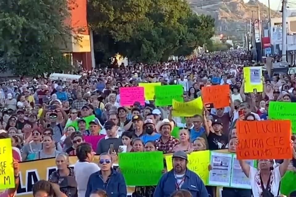 Los ciudadanos se manifestaron en las calles de Hermosillo para exigir subsidios y reducción de las tarifas eléctricas.