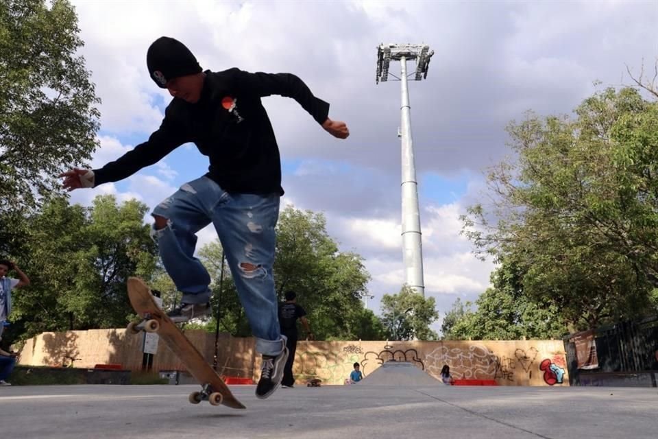 Una de las torres que sostendrán el cablebús está dentro del parque; usuarios señalan les resta espacio.