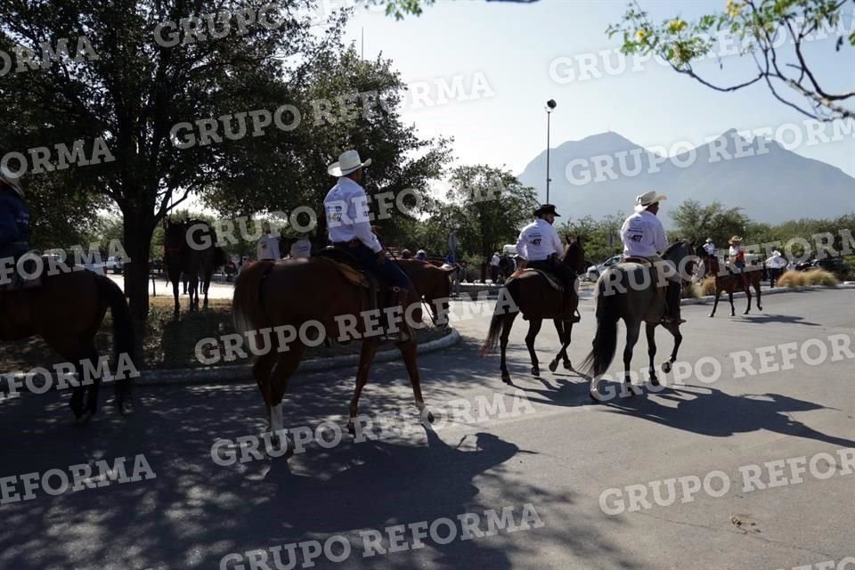 Poco a poco los jinetes se iban preparando para iniciar con la cabalgata la mañana de este domingo.