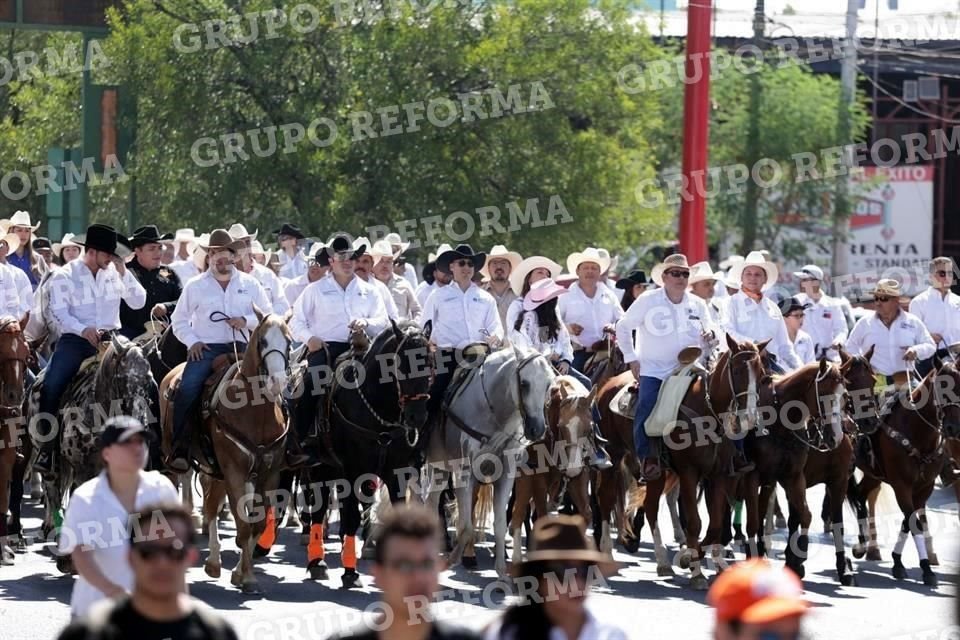 Con Samuel García y Luis Donaldo Colosio al frente, dieron inicio a la cabalgata.