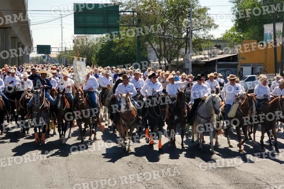 La cabalgata inició en Fundidora, luego transitaron sobre Avenida Colón.