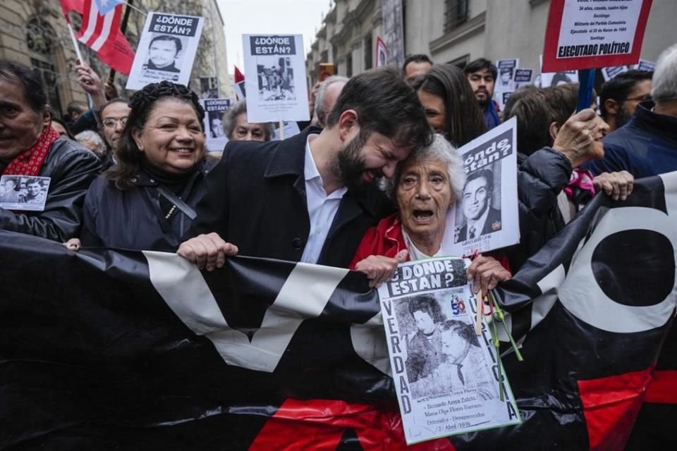 El Presidente de Chile, Gabriel Boric, participa en una manifestación con familiares de detenidos y desaparecidos durante la dictadura del general Augusto Pinochet.