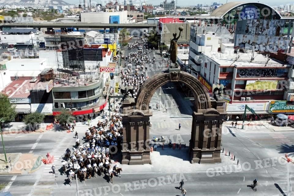 Durante su recorrido, al llegar a la Avenida Pino Suárez, en su cruce con Madero, la cabalgata rodeó el Arco de la Independencia.