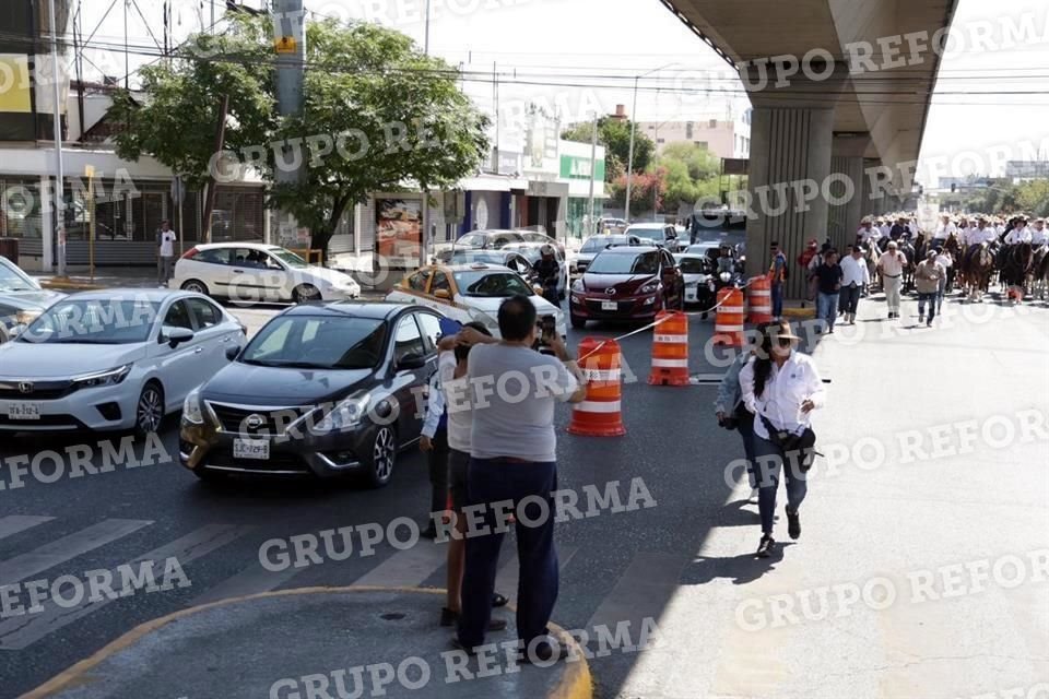 La cabalgata ocasionó por unos minutos congestionamiento vial sobre Avenida Colón al cerrarse parte de la circulación.