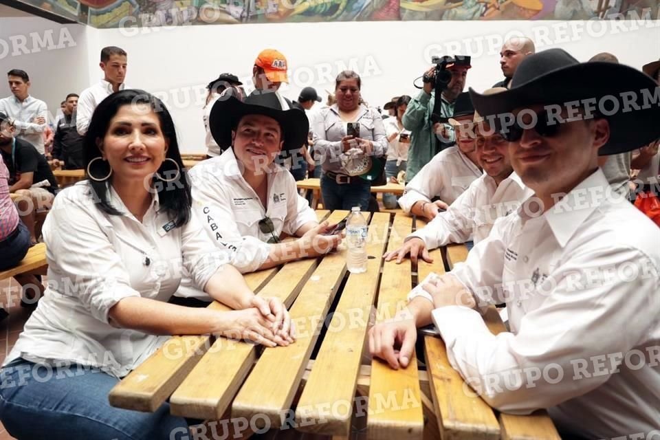 Junto al Gobernador Samuel García y el Alcalde Luis Donaldo Colosio, los acompañan Patricia Salazar, Alcaldesa de Allende, Patricio Lozano y Raúl Cantú, Alcaldes de Pesquería y Salinas Victoria.