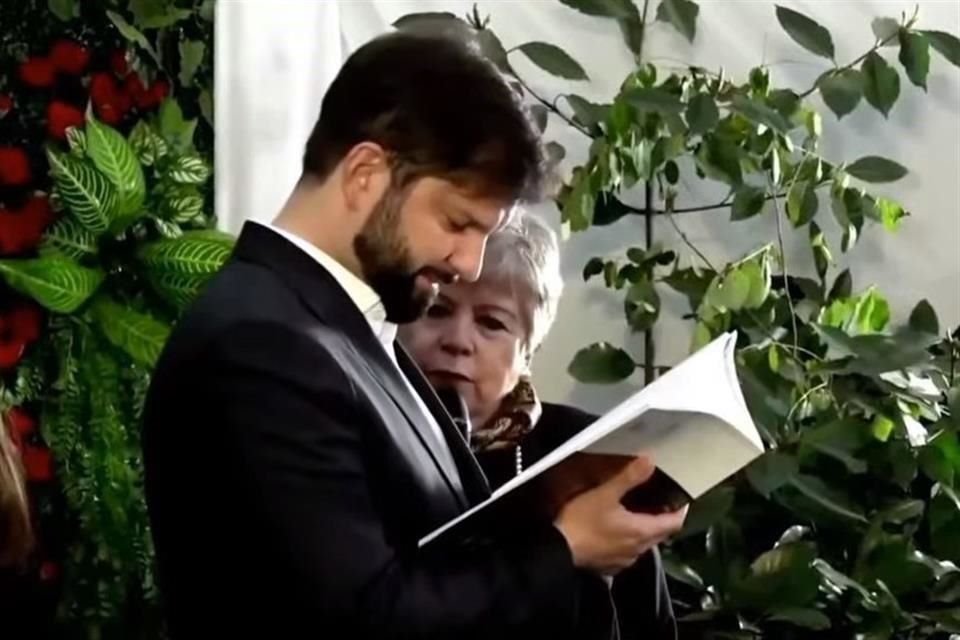 El presidente de Chile, Gabriel Boric, acudió por primera vez a la Embajada mexicana en Santiago de Chile.