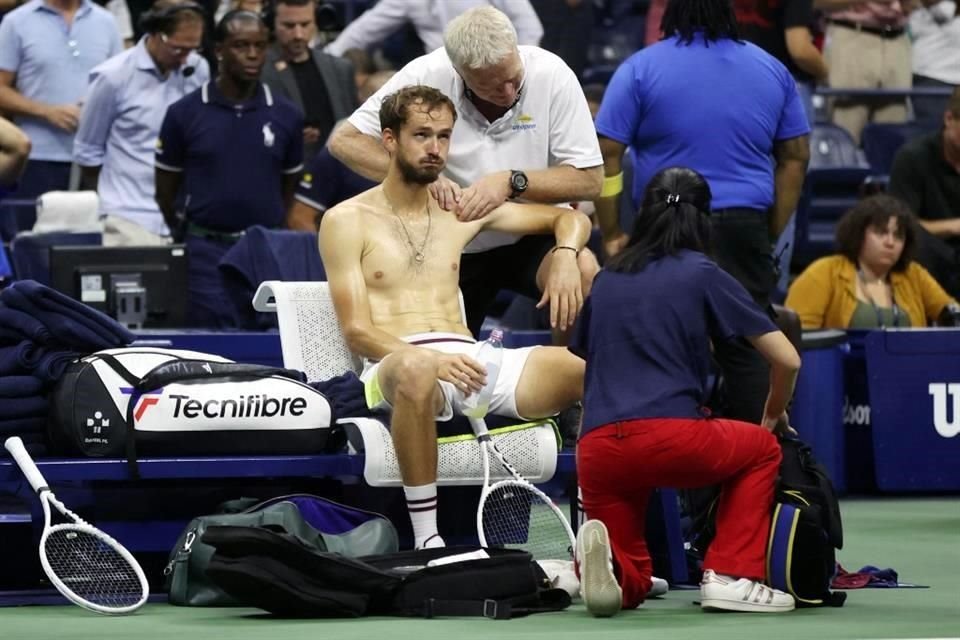 Daniil Medvedev recibió atención médica, tras reportar un problema en el hombro izquierdo.