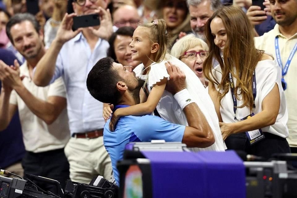 Djokovic primero fue a abrazar a su hija Tara.