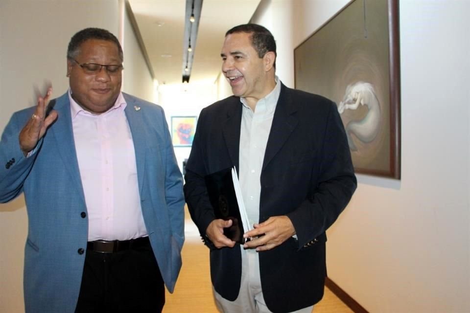 Roger C. Rigaud (izq.), Cónsul General de EU en Monterrey, y el Congresista federal por Texas, Henry Cuéllar, tras salir de una reunión con organismos empresariales en el Club Industrial.