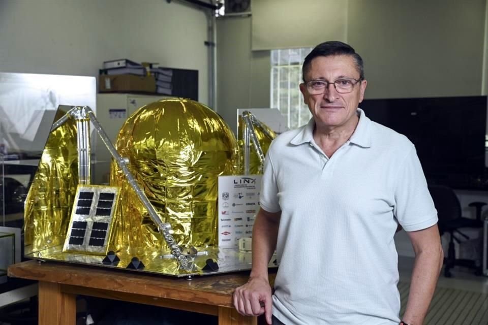 El físico Gustavo Mediana Tanco lidera el proyecto Colmena en el Laboratorio de Instrumentación Espacial (Linx) de la UNAM.