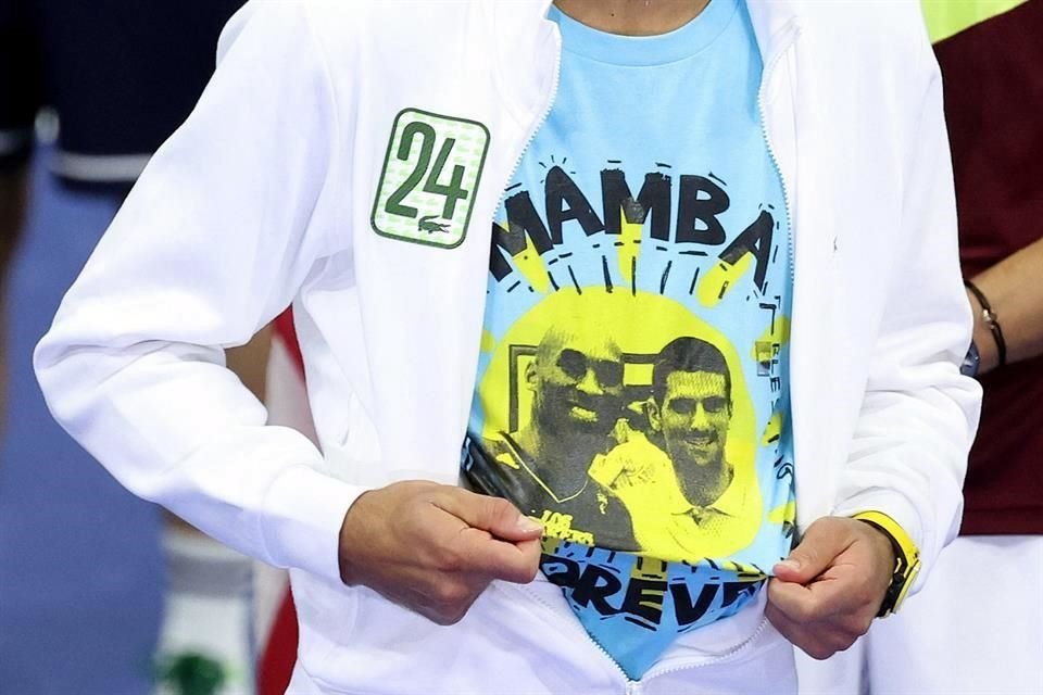 Novak Djokovic se puso una playera para recordar a Kobe Bryant.