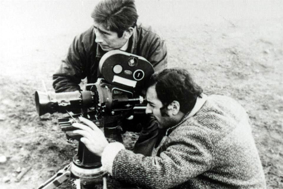 El cineasta Miguel Littín (en la cámara) durante el rodaje de la película 'El Chacal de Nahueltoro', con Héctor Ríos, director de fotografía.