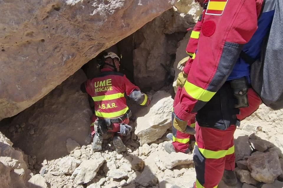 Rescatistas buscan sobrevivientes entre los escombros de un edificio colapsado cerca de Khair Anougal, Marruecos.