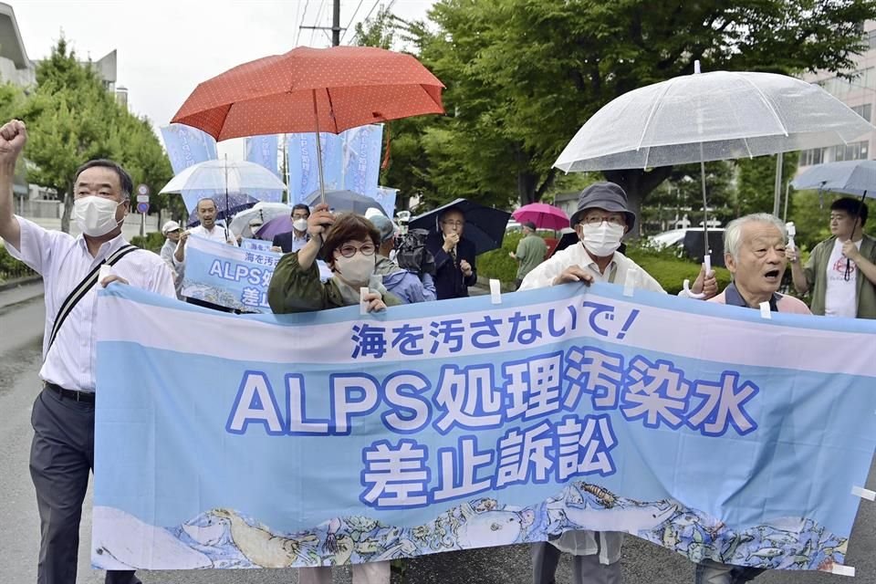 Mafiestantes contra el plan de descarga de agua de Fukushima marchan a la Corte Distrital para presentar una demanda, el 8 de setiembre de 2023.