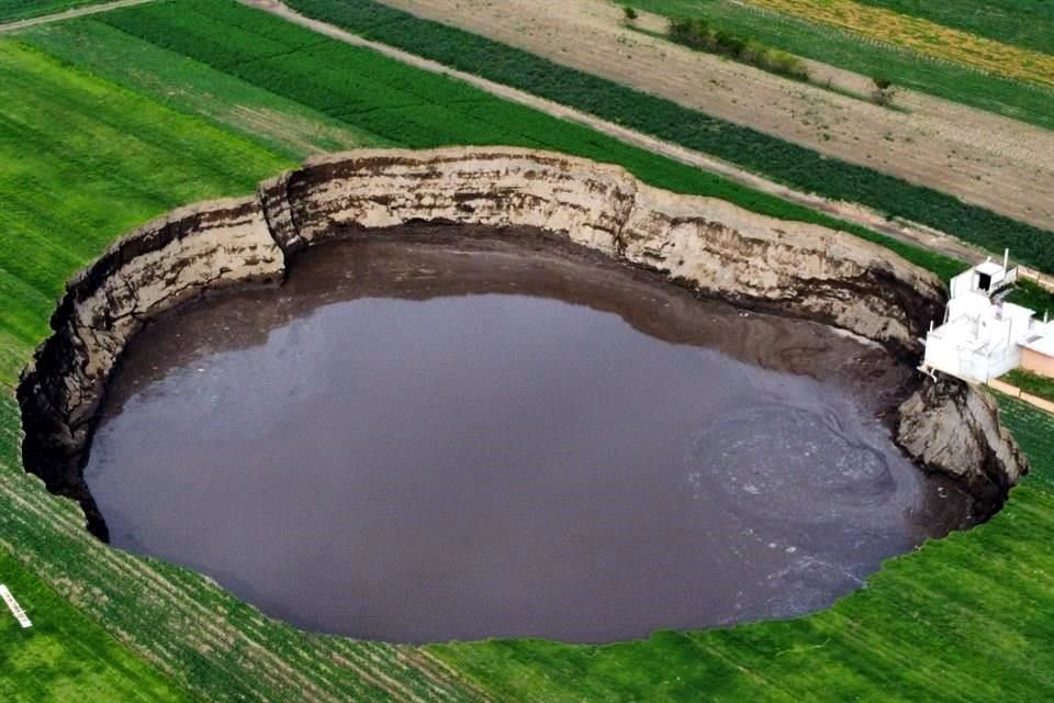 Formación de socavón en Puebla fue por proceso natural de disolución de rocas, informó Conagua; descartó sobreexplotación de manto acuífero.
