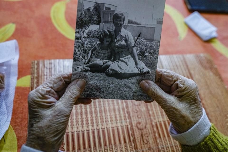 Eliana Rodríguez sostiene una fotografía de ella con su hija Yelena Monroy en su casa en La Serena, Chile, el 1 de septiembre de 2023.