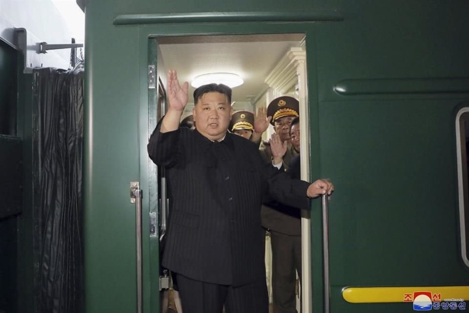 El líder norcoreano Kim Jong Un saluda desde un tren en su partida rumbo a Rusia, el 10 de septiembre.