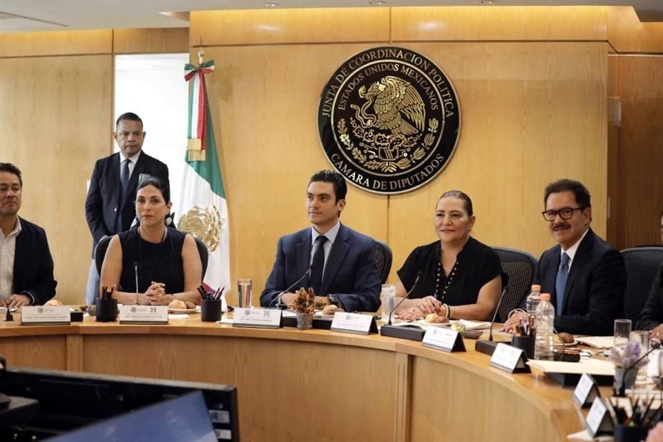 La presidenta del INE, Guadalupe Taddei, se reunió con los integrantes de la Junta de Coordinación Política de San Lázaro.