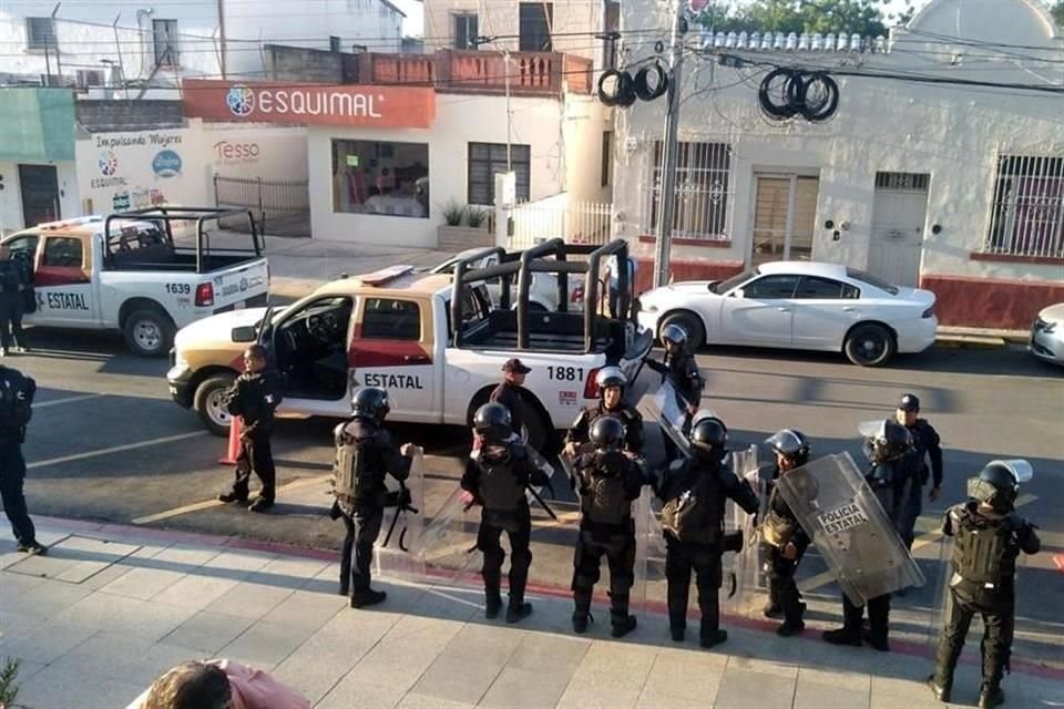 Elementos de la Guardia Estatal resguardan esta mañana el Palacio de Gobierno en Ciudad Victoria.