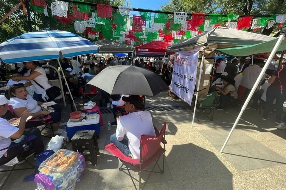 Los maestros instalaron un plantón indefinido en la zona del Palacio estatal.