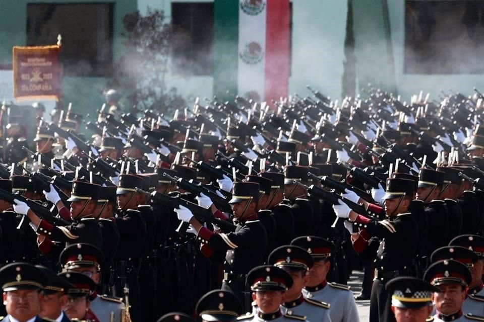 Durante el ensayo, un tiro de fusilería simultáneo, en el que participaron mil 548 cadetes, se tuvo que repetir.