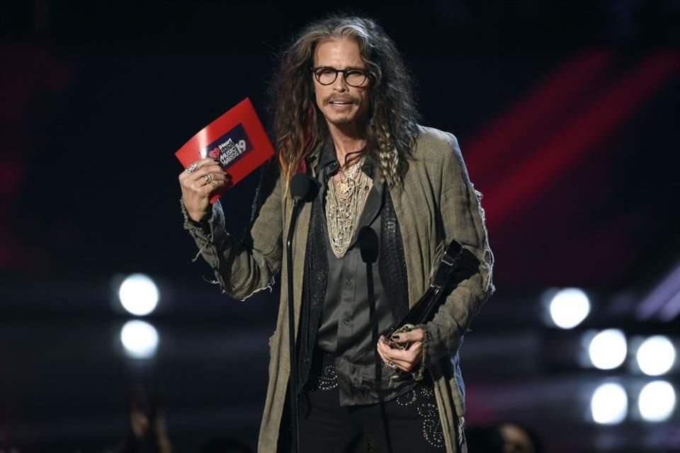 Steven Tyler, líder de Aerosmith, reveló que tiene daño en las cuerdas vocales, por lo que pospondrá los shows que tenía pactados.