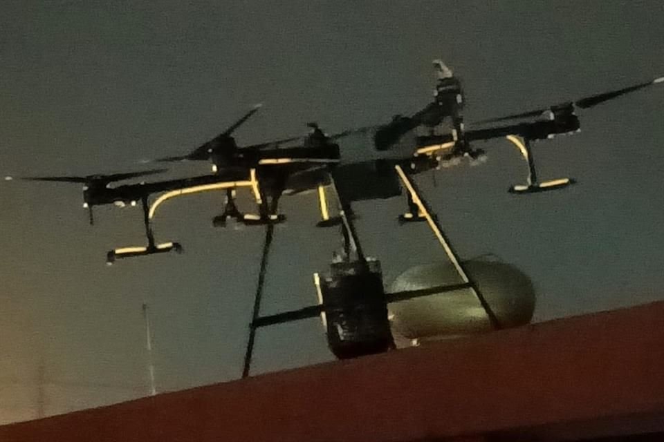 Un dron cargado con explosivos fue detectado la noche del lunes sobre una prisión en Guayaquil.