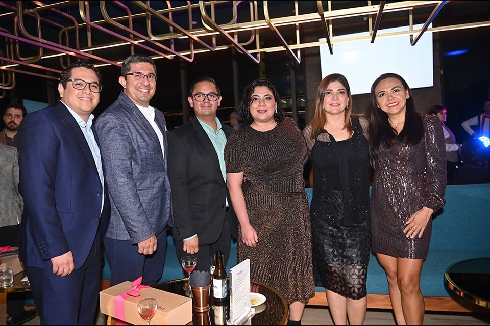 Isaac Raya, José Benigno, Hernán Ortiz, Maricela Núñez, Elena Vera y Rita Salazar.