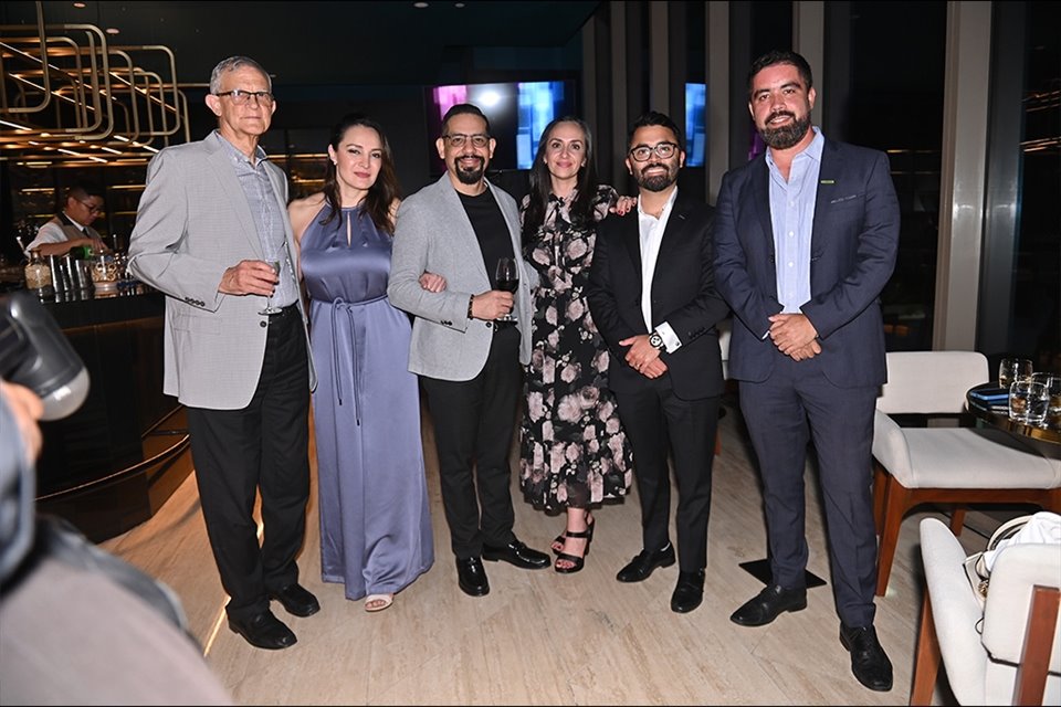 Roberto Santos, Ashanti Aguilar, Julio Rosales, Alejandra Suárez, Alfredo Román y Francisco Valdés.