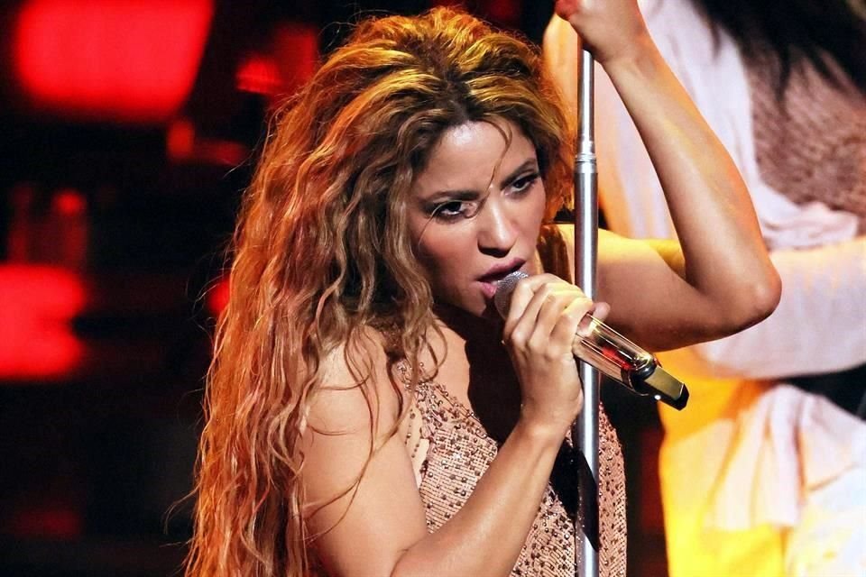 Shakira recibe el Premio Video Vanguardia en los MTV VMAs y ofrece un electrizante show de 10 minutos con varios de sus grandes éxitos.
