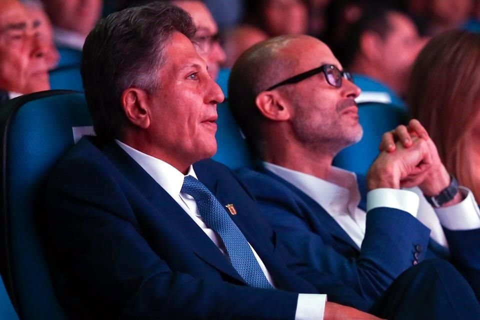 Miguel Treviño (der.) junto al Alcalde de Zapopan, Juan José Frangie, en el Segundo Informe de Gobierno de Pablo Lemus.